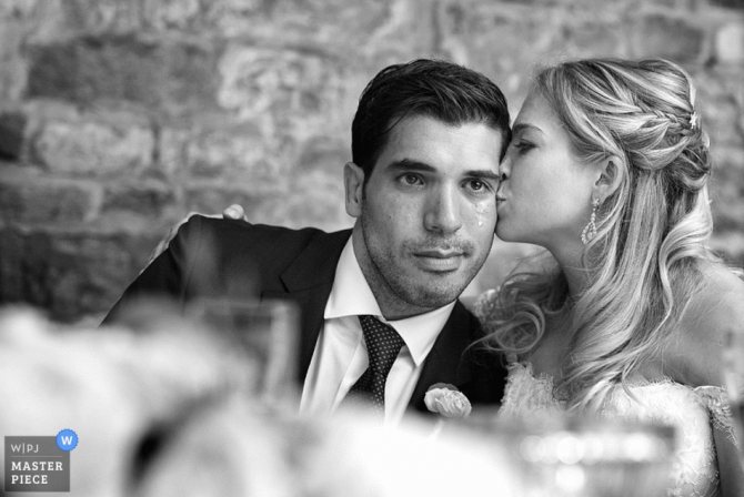 Поцелуй в щеку жениха