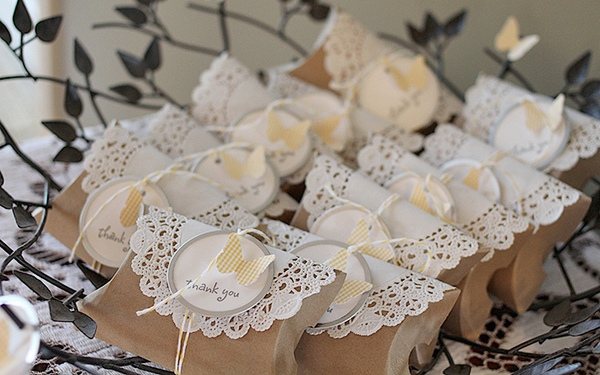 Подарки лучше упаковать в оригинальную коробочку - это стильно и красиво