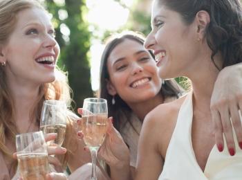 Подруги поздравляют невесту в день свадьбы