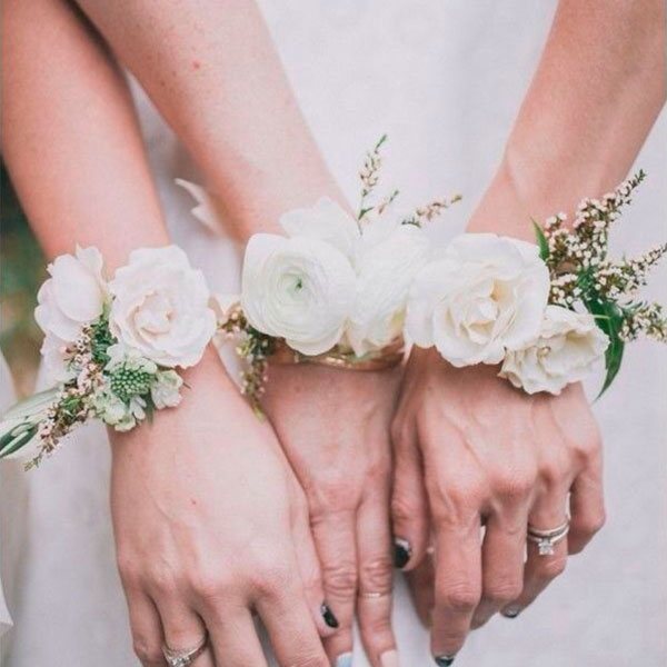 подружки невесты с цветами на руках