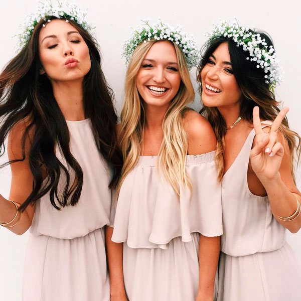подружки невесты с цветочными обручами на голове