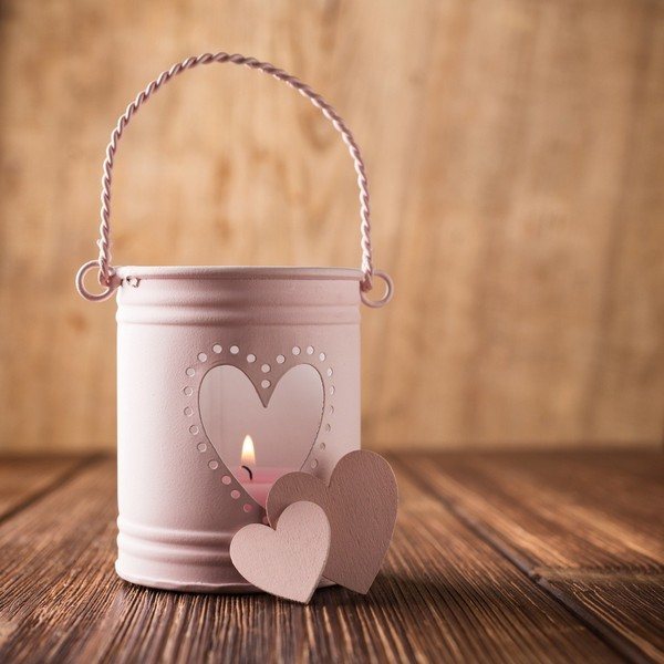 Подсвечник легко сделать самому из жестяной банки