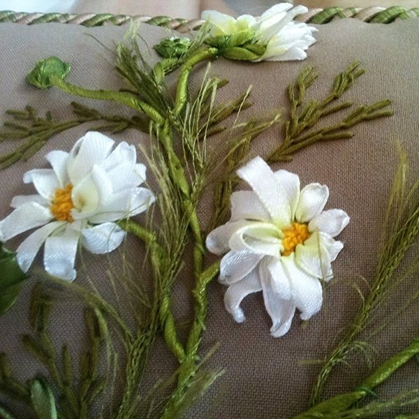 подушка с вышитыми цветами