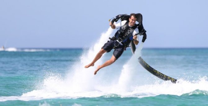 Полет на реактивном ранце над водой