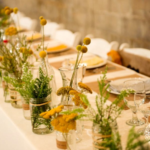 полевые цветы на свадебном столе
