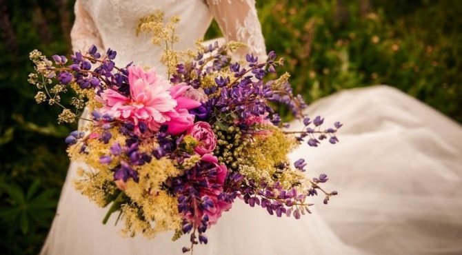 Полевые цветы в букете невесты