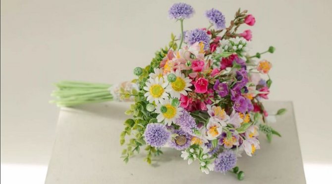 Полевые цветы в букете