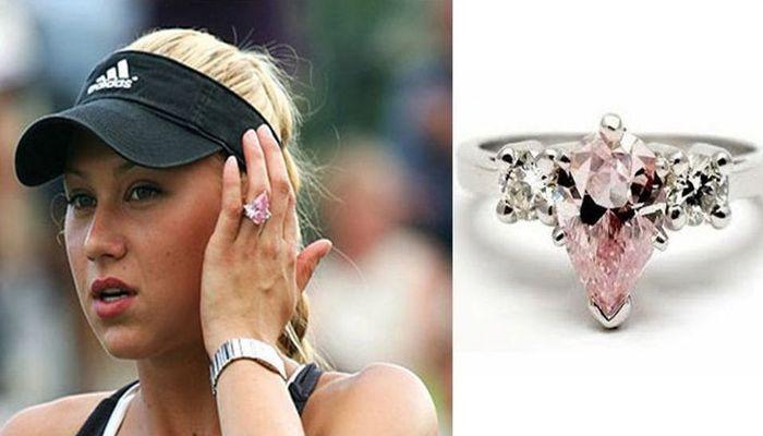 Помолвочное колечко Анны Курниковой