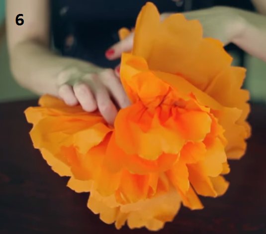 Помпоны из гофрированной бумаги своими руками - 6