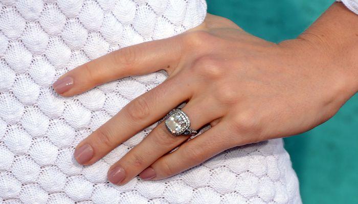 Потрясающее украшение Джесики Бил