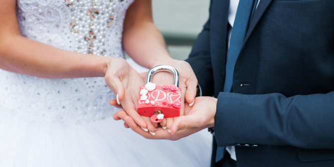 Повесьте в день свадьбы замочек