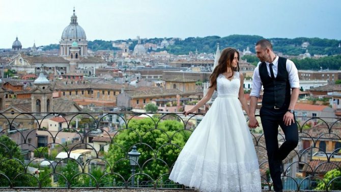 Поза для свадебной фотосессии на мосту