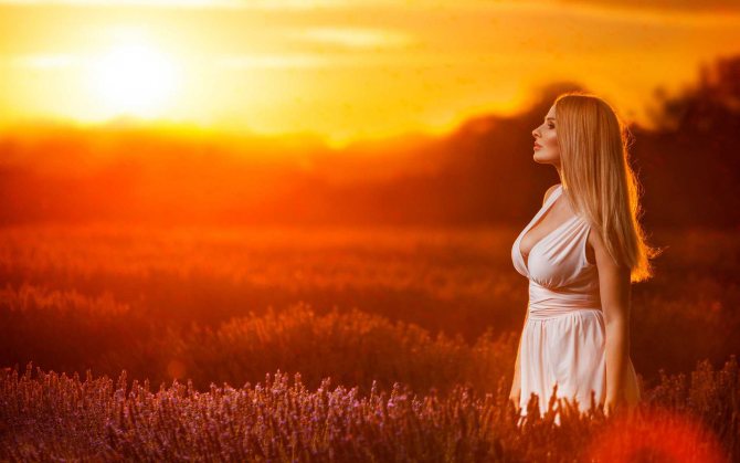 Позы для фотосессии для девушек на природе летом10