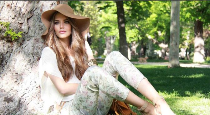 Позы для фотосессии для девушек на природе летом11