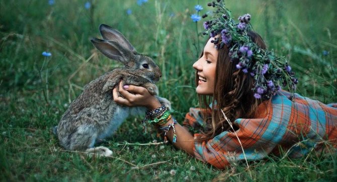 Позы для фотосессии для девушек на природе летом6