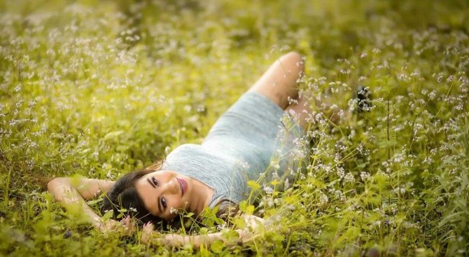 Позы для фотосессии для девушек на природе летом8