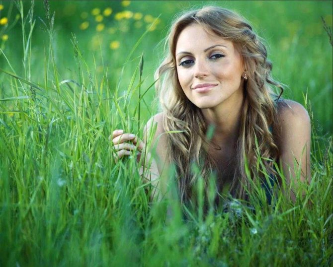 Позы для фотосессии для девушек на природе летом9