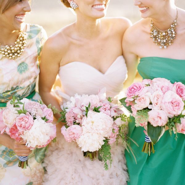 правильное сочатение расцветок букета и платья невесты