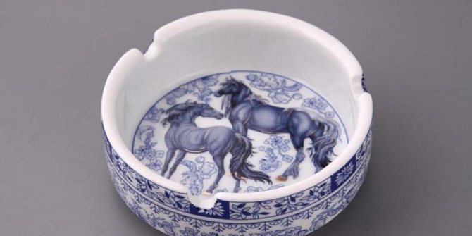 Преподнесите супругу фаянсовую пепельницу