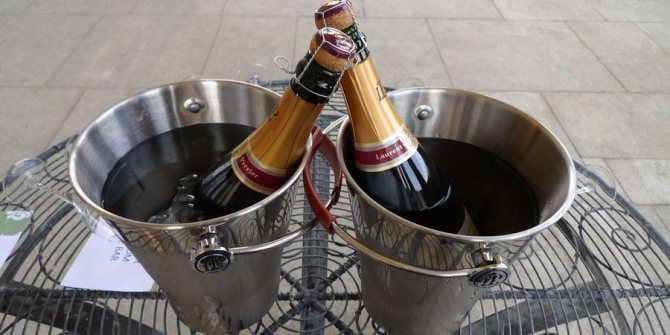 Преподнесите в виде подарка шампанское в жестяной таре