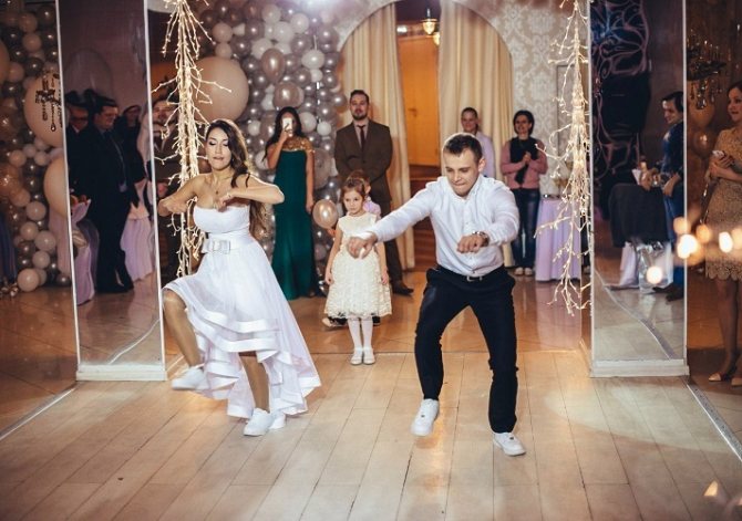 При необычных постановках учитывайте обувь и наряд невесты или подготовьте сменные вещи