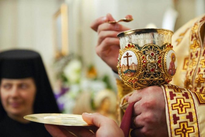 Причащение в церкви