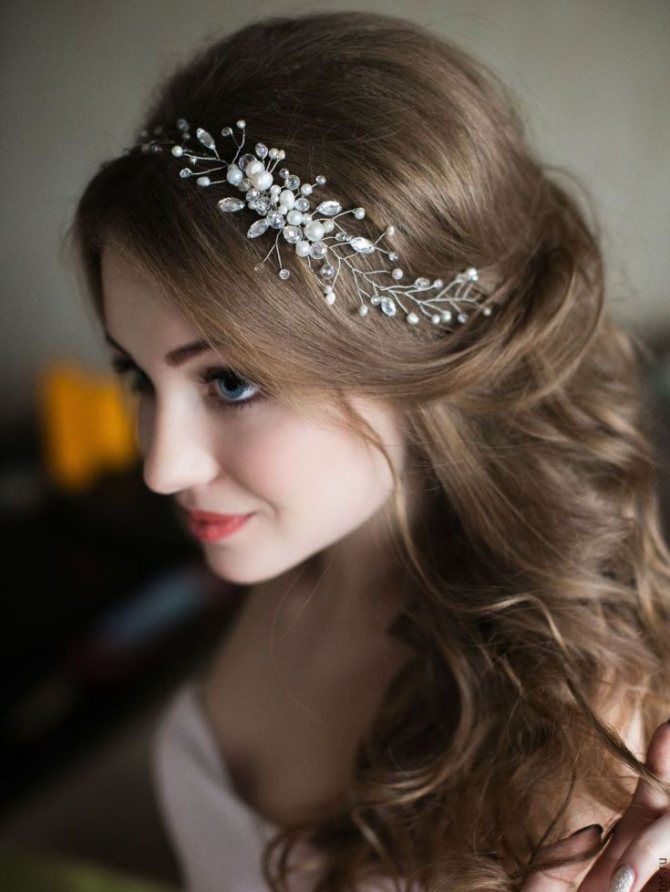 Прически на бок с локонами