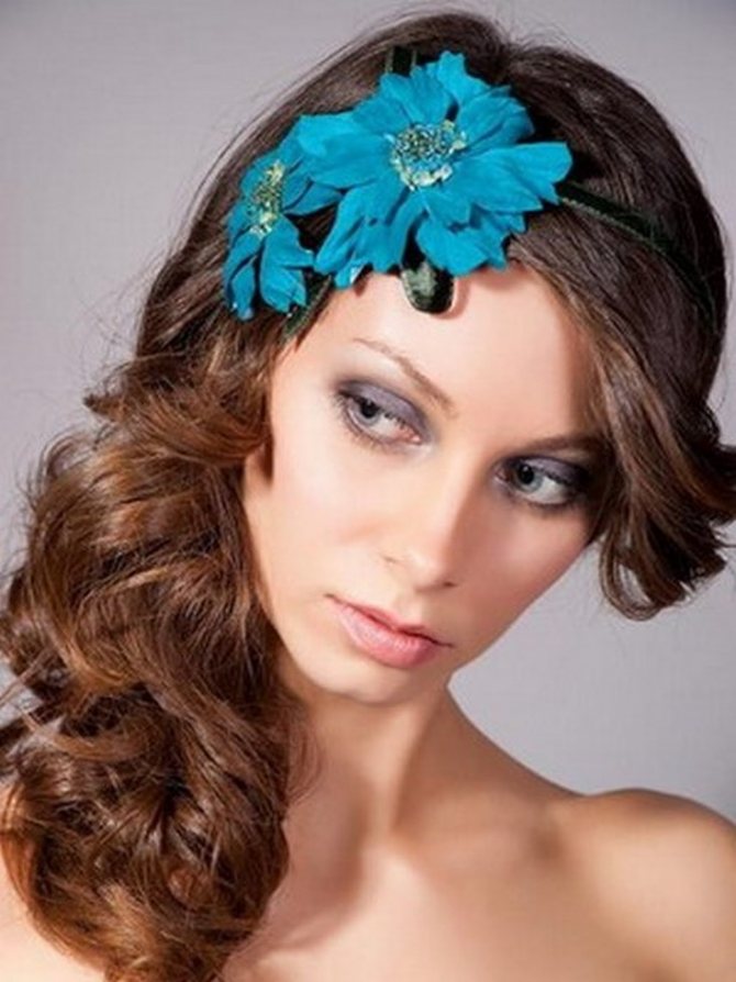 Прически на бок с локонами