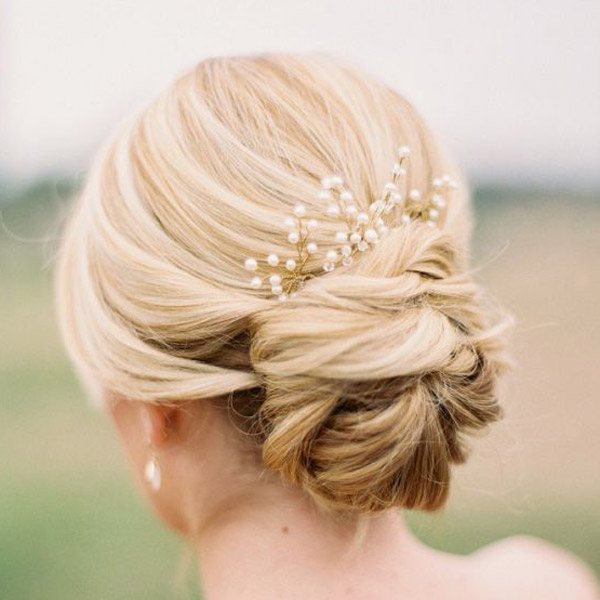 прически на свадьбу для невест с круглым овалом лица