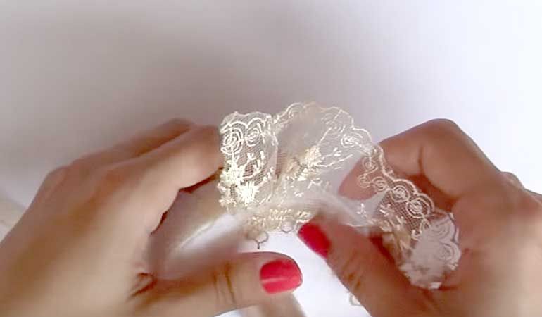 Приклеить кружево по кругу