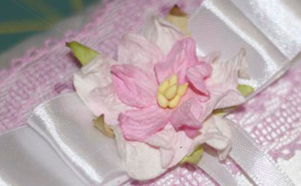 Приклеиваем цветок