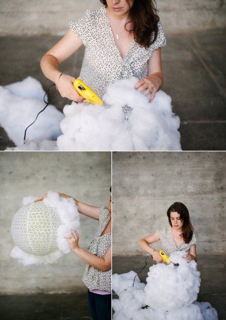 Приклейте к бумажным фонарикам полиэфирное волокно