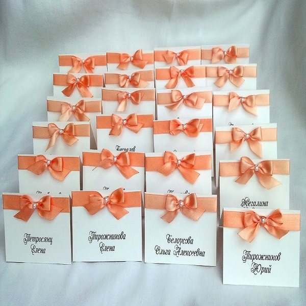 примеры свадебных табличек для рассадки гостей