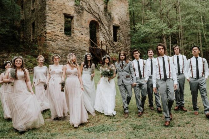 Прогулка жениха и невесты в компании свидетелей