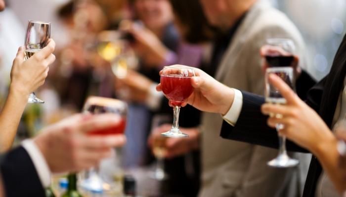 Произнесение тоста на свадебном банкете