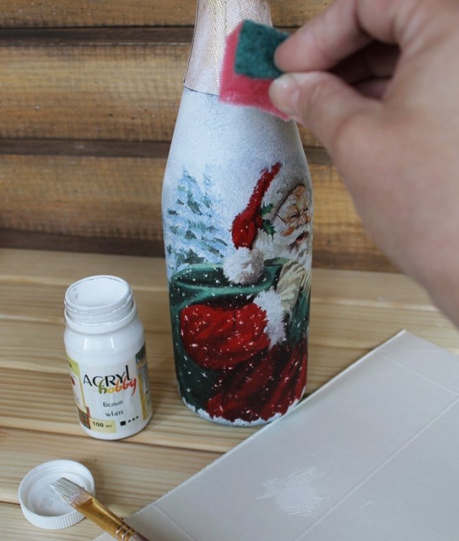 Прорисовка в процессе декупажа белого фона