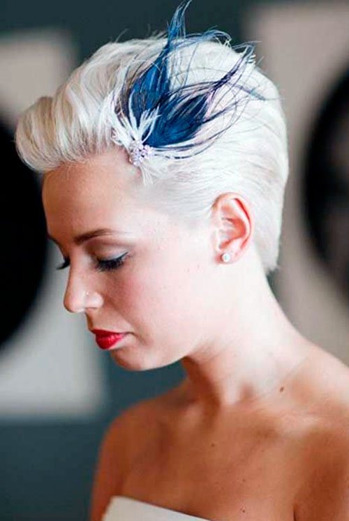 Простая короткая стрижка эльф на свадьбу с пером на светлые волосы