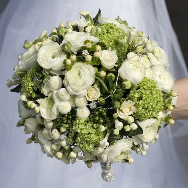 простой букет невесты в форме шара