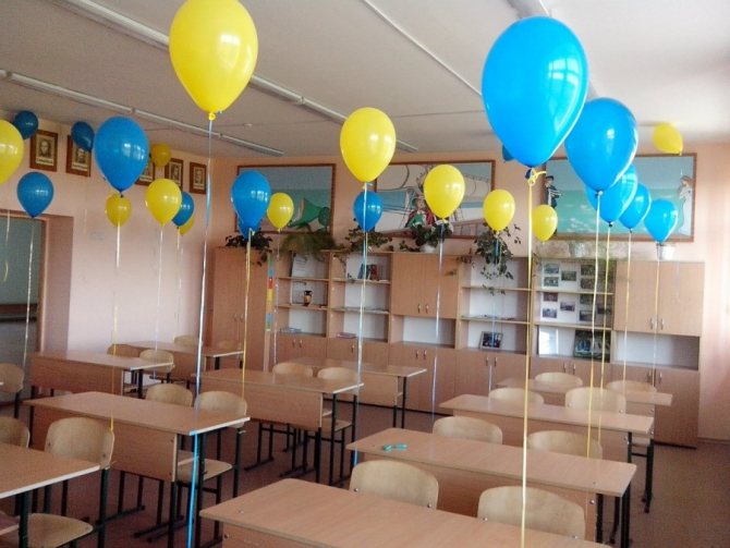 Простой и сдержанный декор класса: шары привязаны к стульям