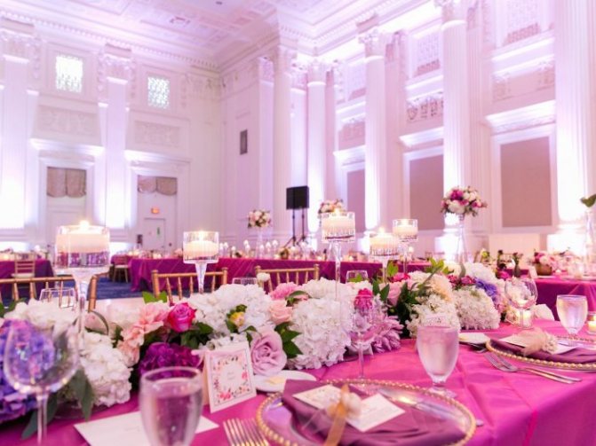 Просторный и ярко украшенный банкетный зал