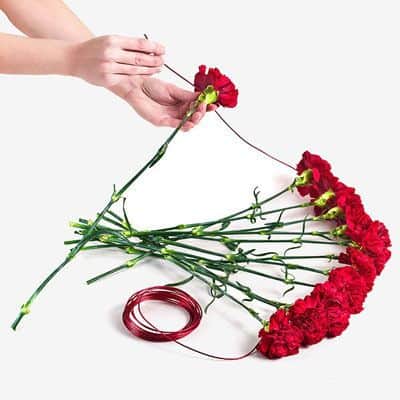 протягивание проволоки через бутоны гвоздики