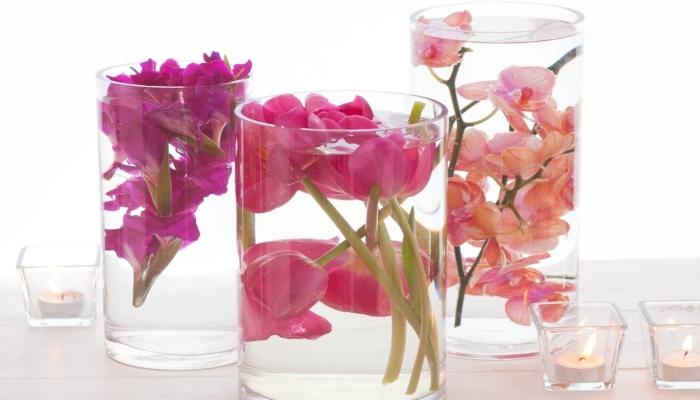 Прозрачные вазы-стаканы с плавающими в воде цветами - необычное украшение свадебного стола