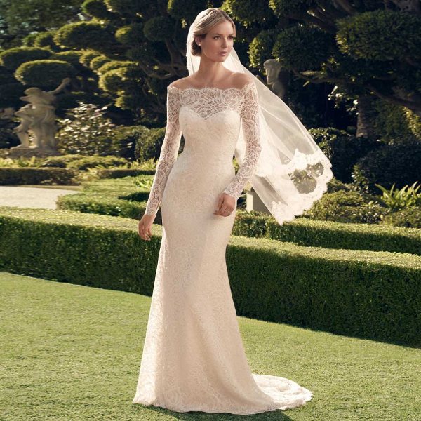 Прямое кремовое платье невесты