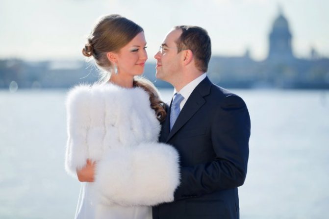 Пушистая белая шубка невесты