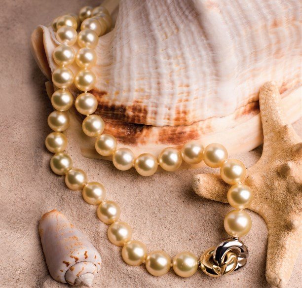 ракушки, жемчуг и песок