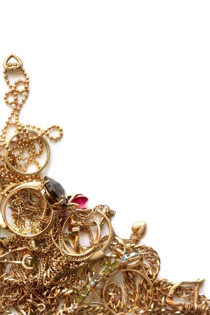 Различные типы ювелирных изделий на белом фоне