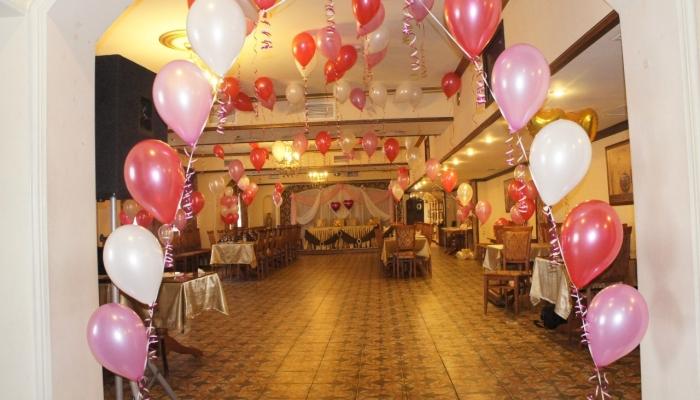 Разноцветная арка из шариков и украшенный ими потолок