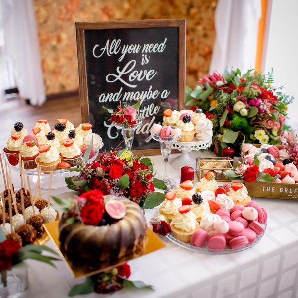 разнообразие блюд для кенди-бара на свадьбе