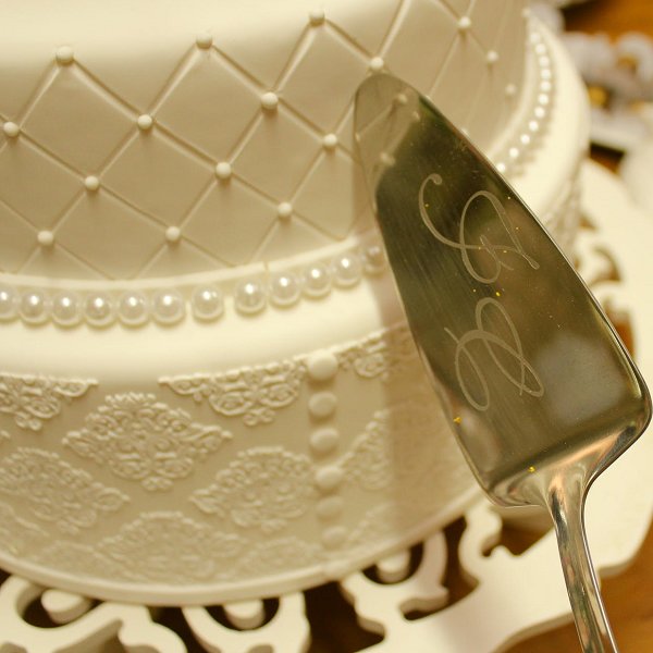 разрезание торта на свадьбе