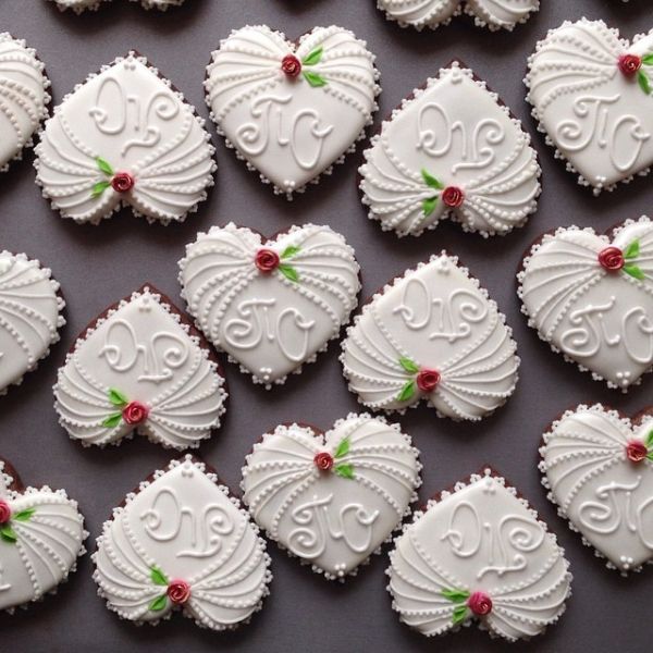 романтическая подача сладостей на свадьбе